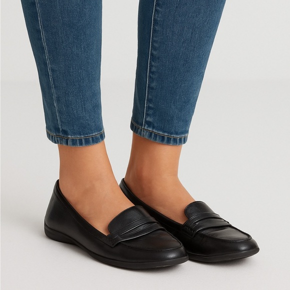 Life Stride Shoes - Classic Black Leather Loafer Style Flats by LifeStride Women’s Size 8